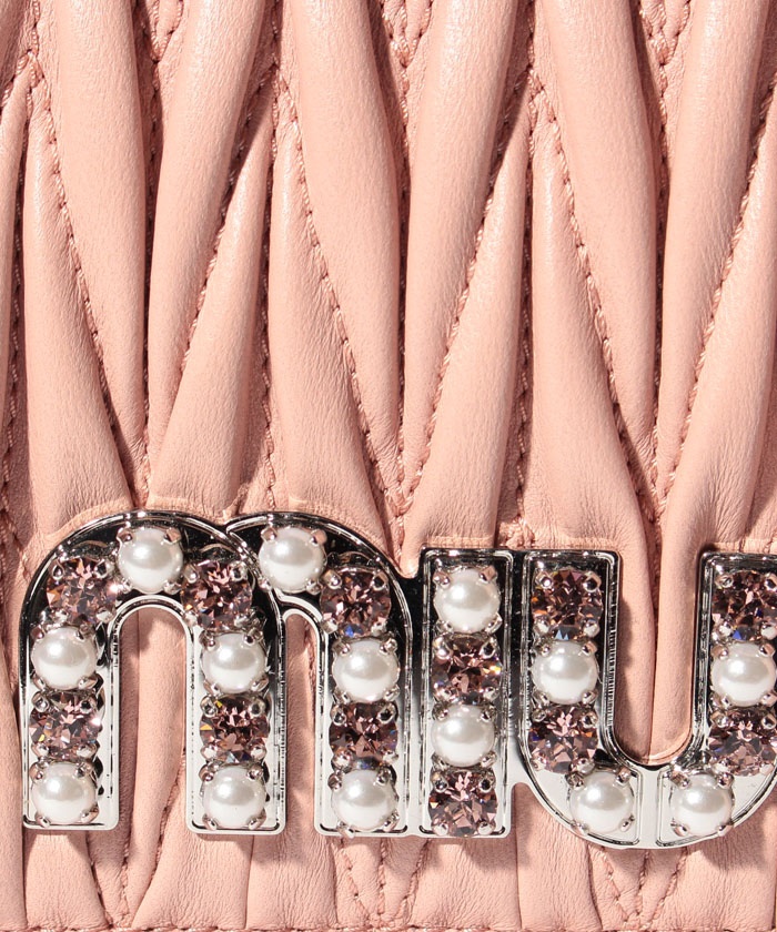 セール 15%OFF】【MIUMIU】2つ折りミニ財布/MATELASSE NEW セール 15%OFF】【MIUMIU】2つ折りミニ財布/MATELASSE NEW