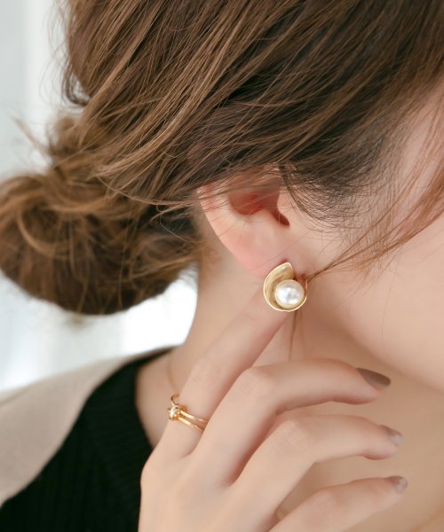 ラップメタルパールピアス ゴールド フィービィー Phoebe D Fashion ラップメタルパールピアス ゴールド フィービィー Phoebe D Fashion