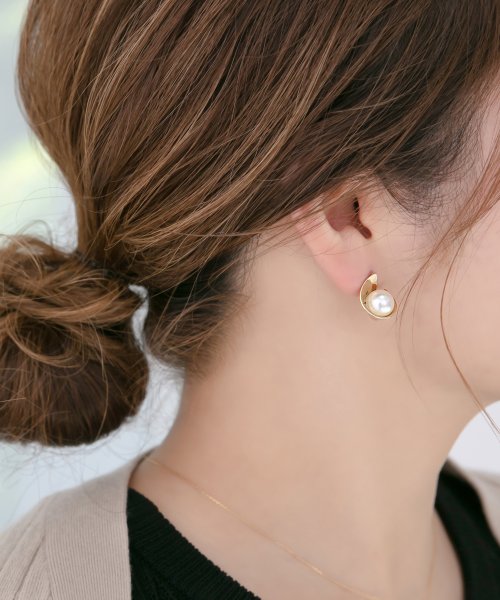 ラップメタルパールピアス ゴールド フィービィー Phoebe D Fashion ラップメタルパールピアス ゴールド フィービィー Phoebe D Fashion