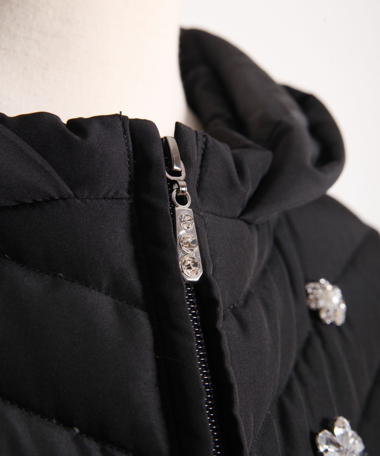 tocoo ネイビー フード付き ダウンジャケット ビジュー tocco closet（トッコ クローゼット）の「ビジュー付き裾フレア