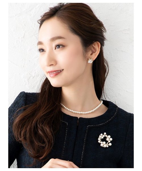 パールの艶めきが清楚な雰囲気のラウンドモチーフブローチ クリームドット Cream Dot D Fashion パールの艶めきが清楚な雰囲気のラウンドモチーフブローチ クリームドット Cream Dot D Fashion