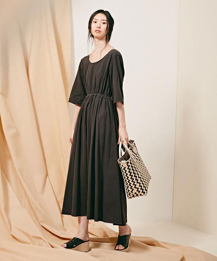 【夏のバカンスを1枚で着こなす♪】Dior ワンピース PRESSが着こなす、夏のシーン別ワンピース4選｜anuans