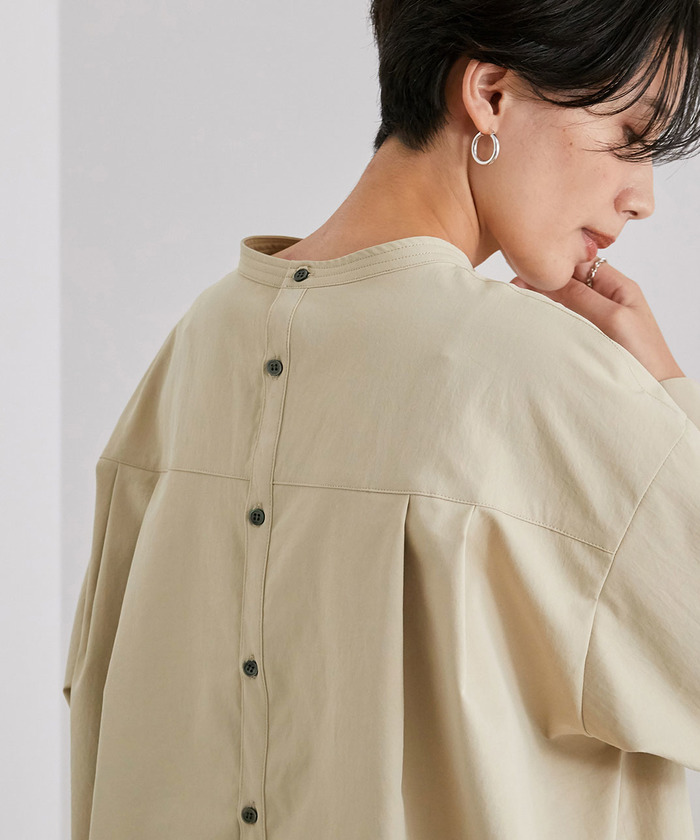 ADAM ET ROPE アダムエロペ　バックオープンバンドカラーシャツ ADAM ET ROPE'（アダムエロペ）の「バックオープンバンドカラー