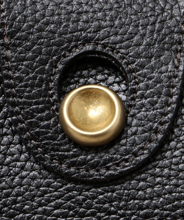 TOFF & LOADSTONE: ブラス ボタン シュリンク トートバッグ TOFF & LOADSTONE: ブラス ボタン シュリンク トートバッグ