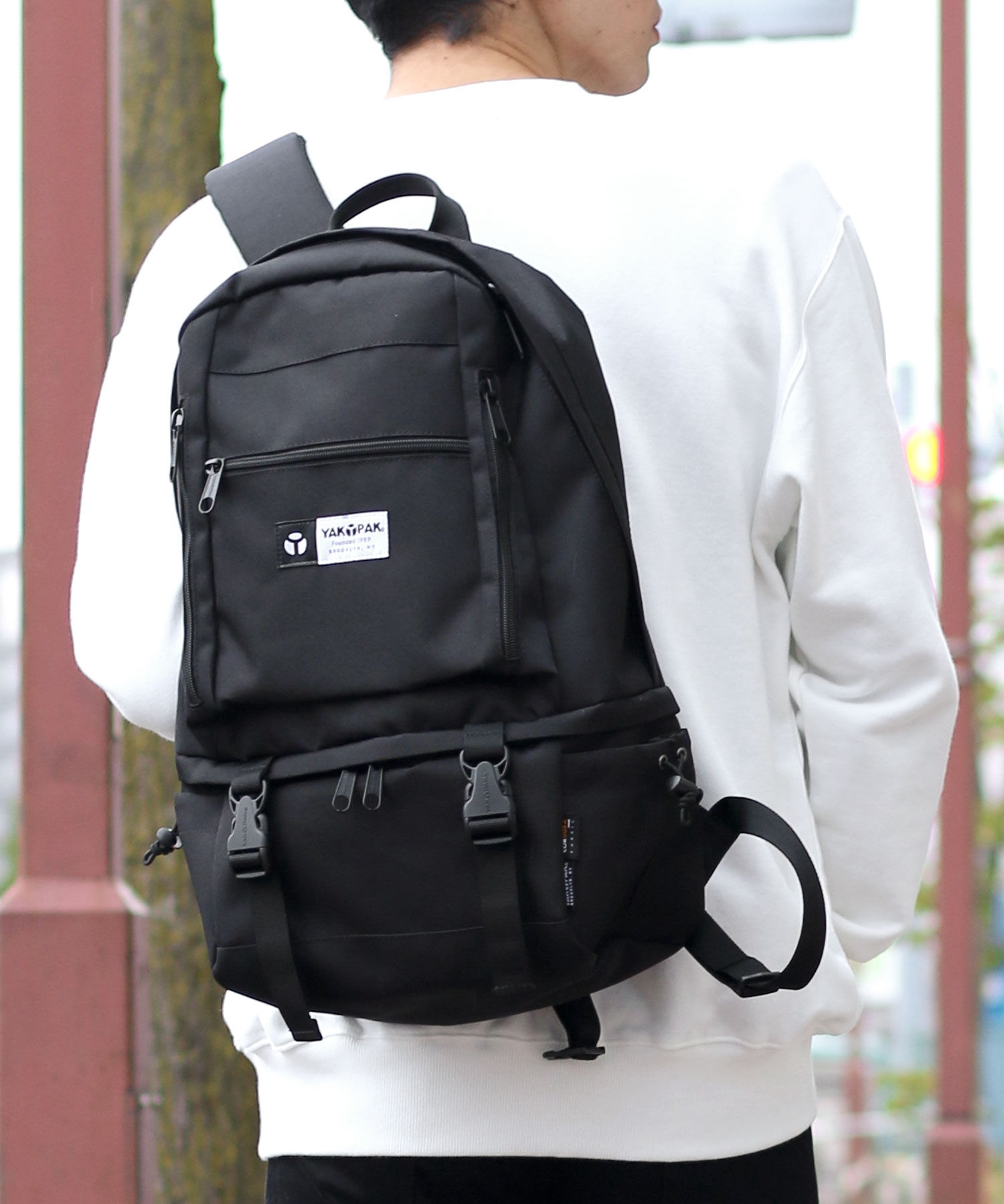 シューズ収納ポケットが備わった機能的なバックパック（リュック）　22リットル 雨の日も快適に！移動時を快適にする「サイドポケット」をプラス