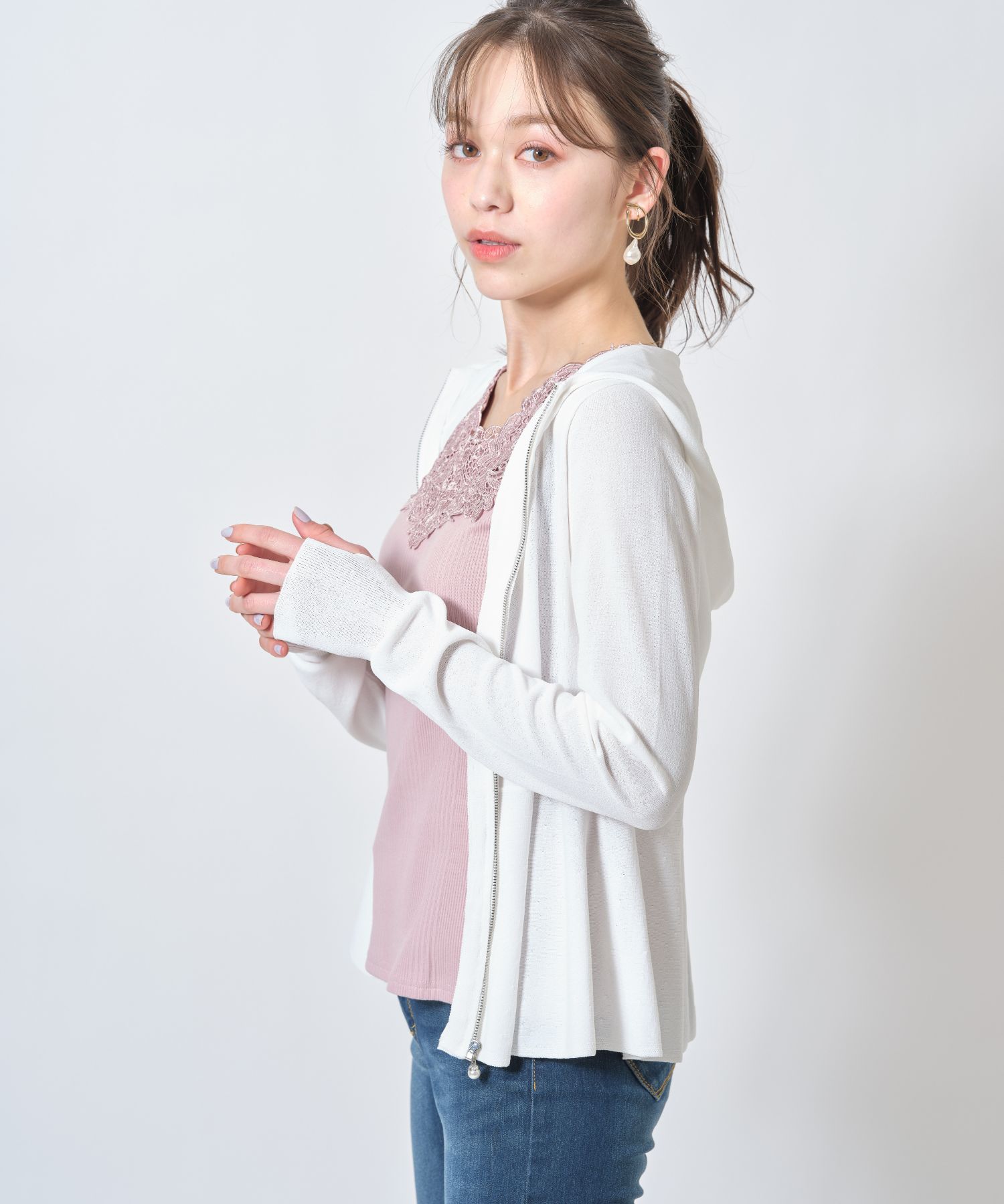 UV加工♪ パールチャーム引き返し編みペプラムシャリ感ニット