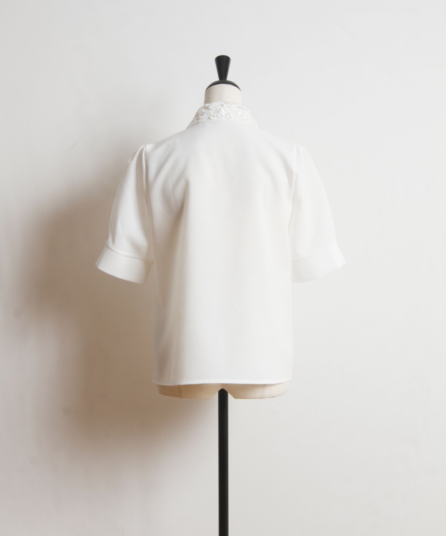 クーポン】カットワークフラワー刺繍襟付きパール釦ブラウス
