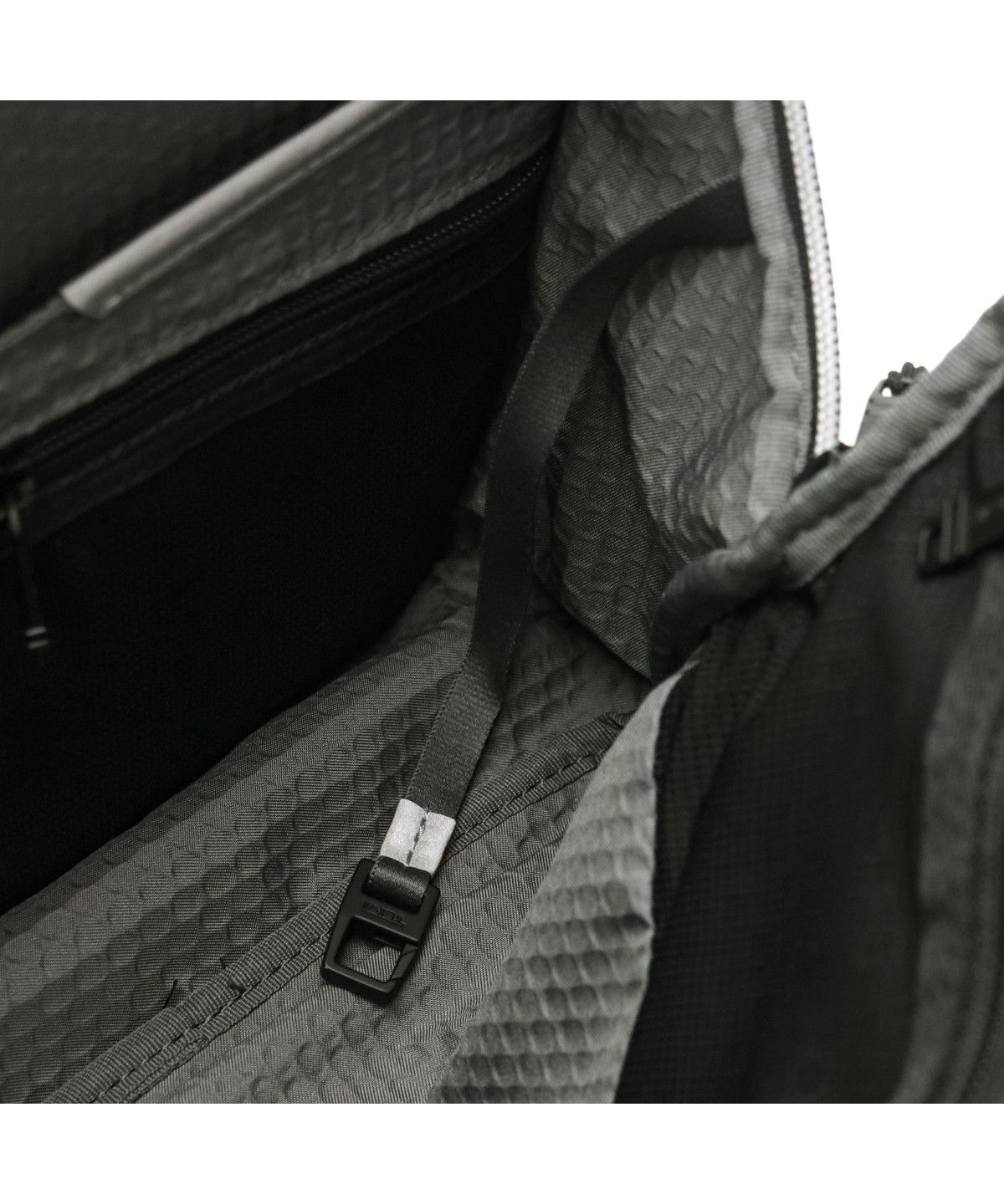 トゥミ ボディバッグ クロスボディ ナイロン ブラック 金具ロゴ カモフラ柄 未使用級⭐️ TUMI トゥミ ボディバッグ カモフラ 迷彩 ナイロン