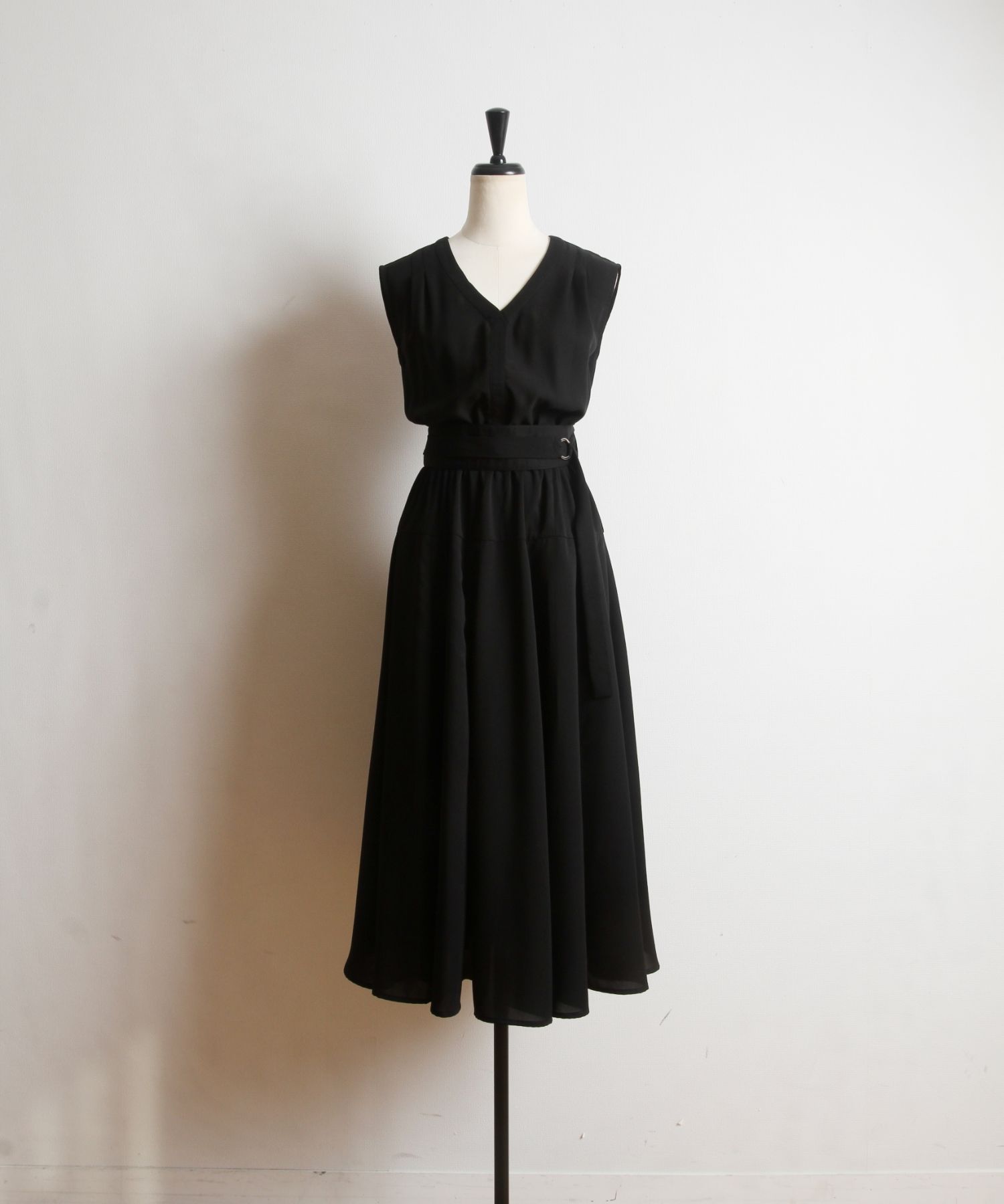 【新品タグ付】ジャスグリッティー＊ベルト付 Vネックノースリーブワンピース 春夏 JUSGLITTY - 新品タグ付き ジャスグリッティー ノースリーブ