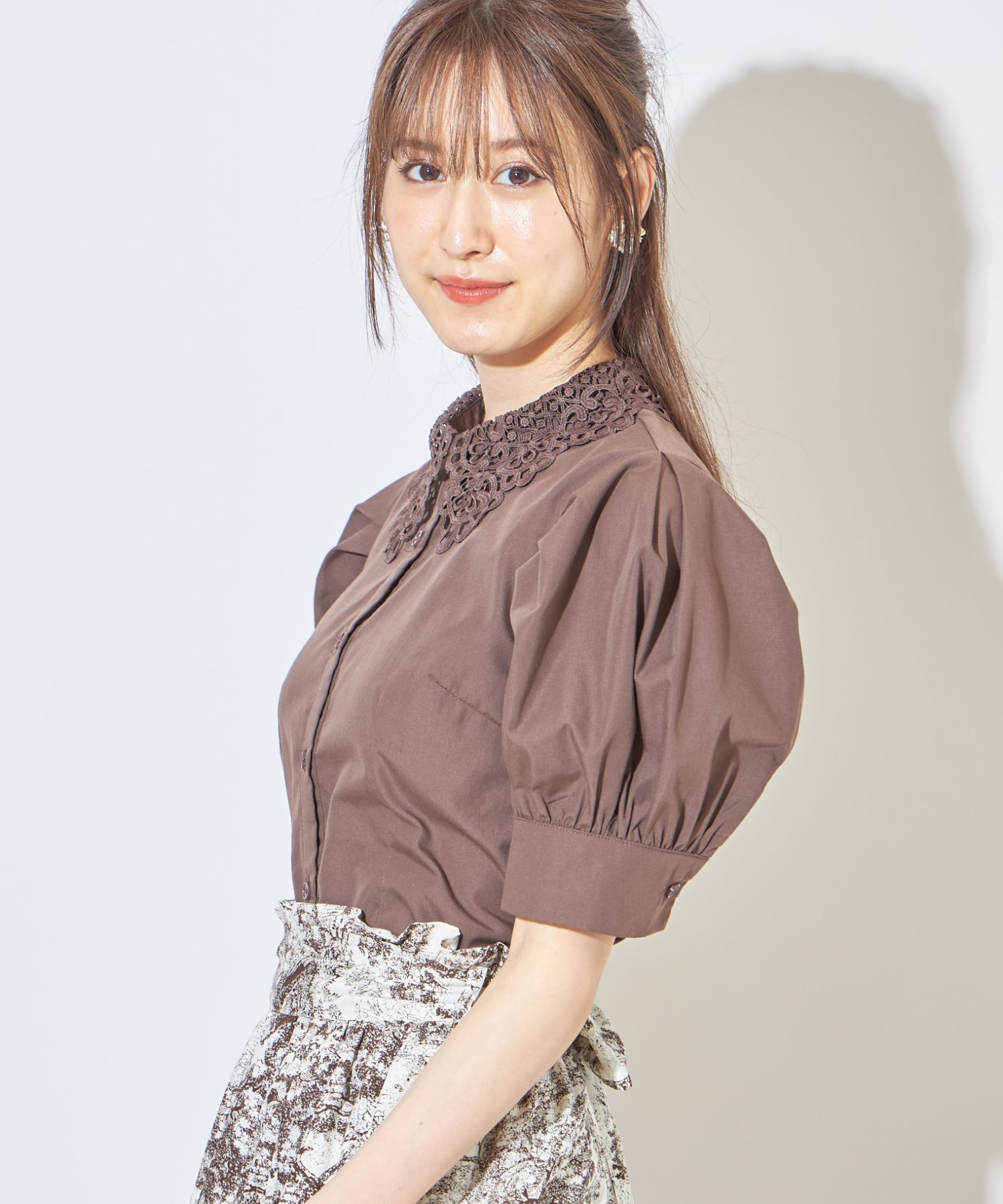 TOKUKO1erVOL(トクコ)レースモチーフ付きフワッとブラウス TOKUKO1erVOL(トクコ)レースモチーフ付きフワッとブラウス