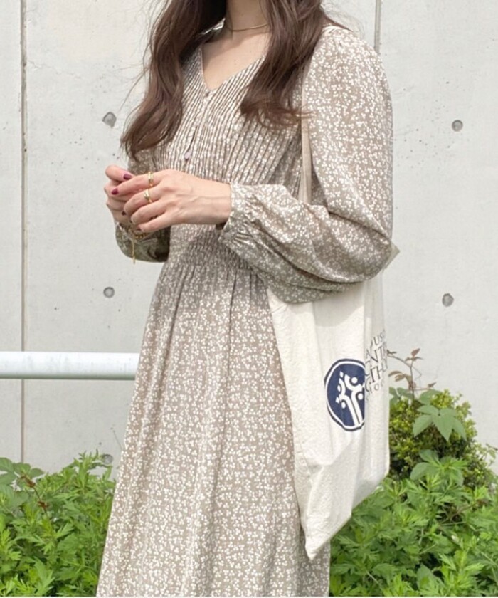 archives アルシーヴ パイピングプリーツ 花柄 ワンピース 長袖 フレア パイピングプリーツ花柄ワンピース | アルシーヴ(archives