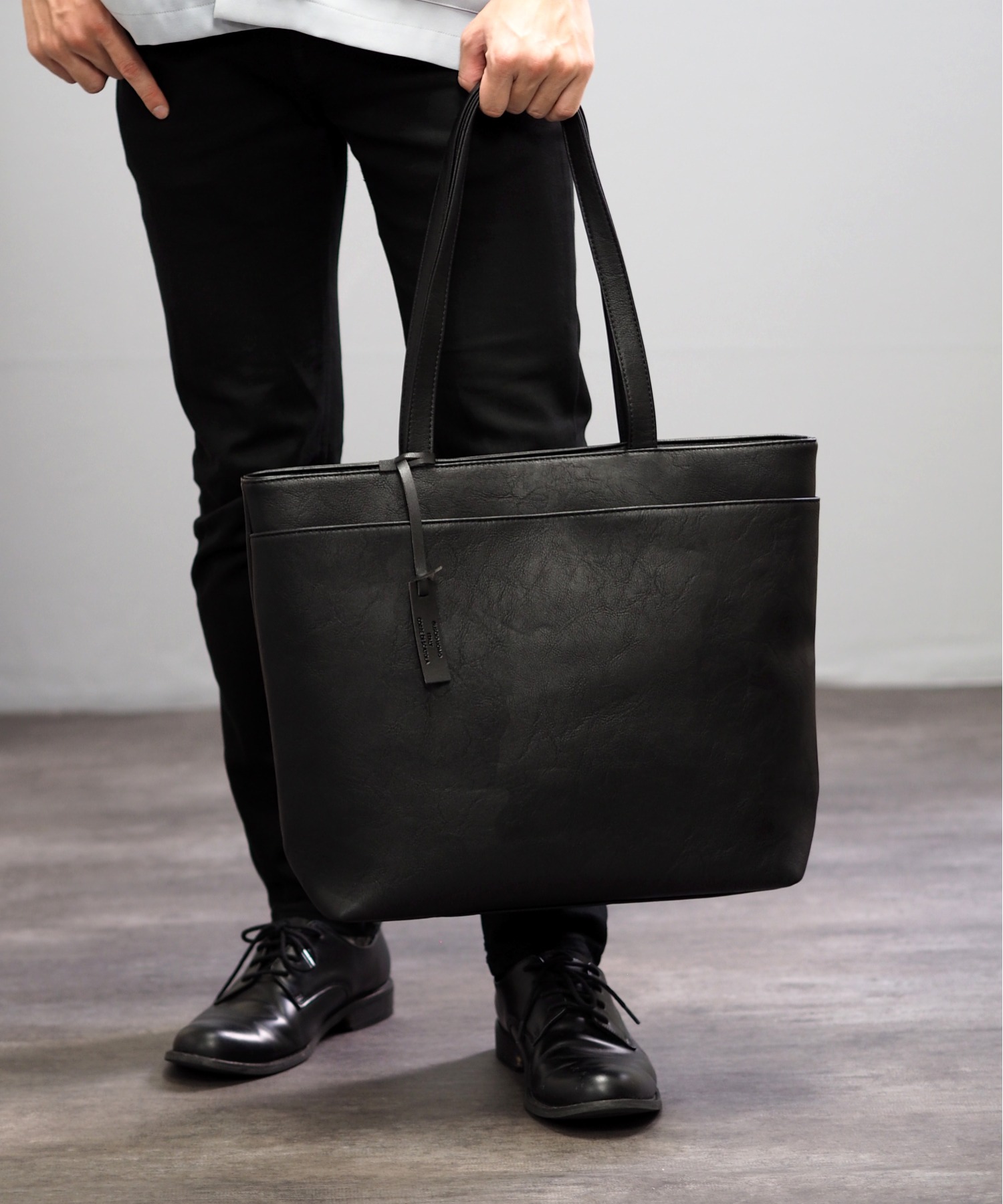グッシオ ウォーモ GUSCIO UOMO レザータッチ 横型トートバッグ