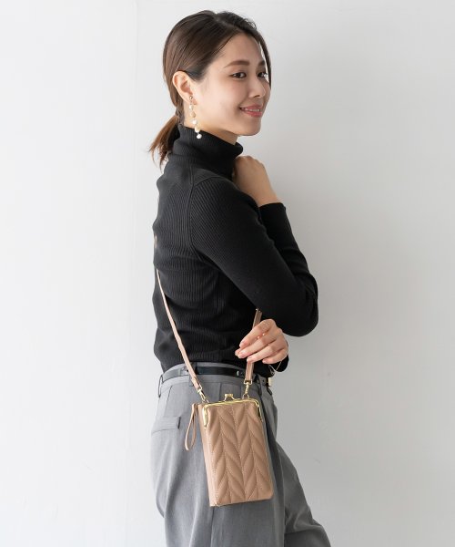 セール 40%OFF】キルティングがま口スマホ&お財布ポシェット【aroco/アロコ】(504362508) | ヴィータフェリーチェ(VitaFelice) - d fashion セール 40%OFF】キルティングがま口スマホ&お財布ポシェット【aroco/アロコ】(504362508) | ヴィータフェリーチェ(VitaFelice) - d fashion
