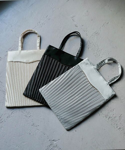 限定デザイン★PARFOIS★プリーツサテンのイブニングバッグ AMBIDEX Store △ナイロンフリルバッグ Lサイズ(F クロ): l