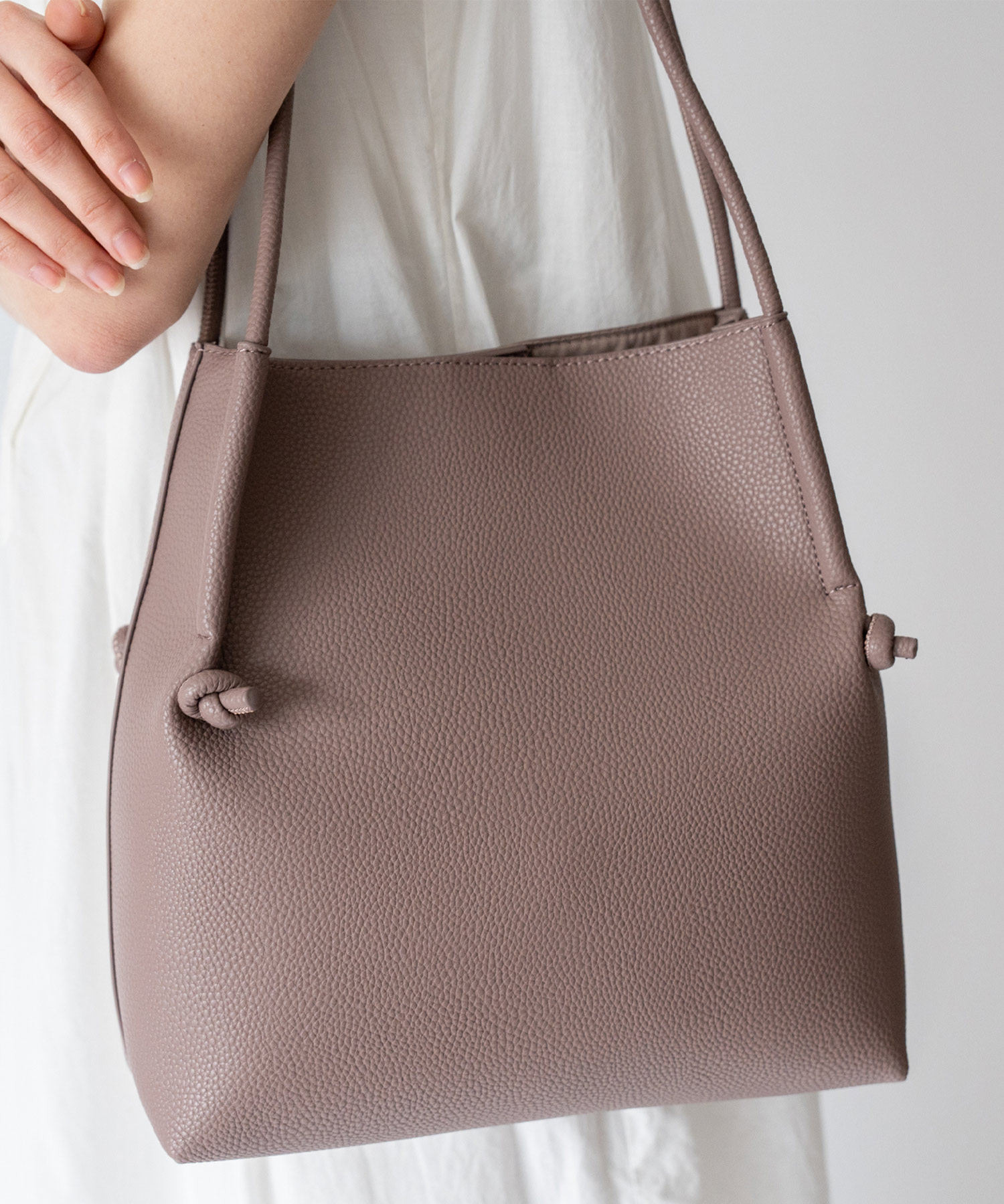クーポン】【セール36%OFF】結び目ハンドルショルダーバッグ【aroco
