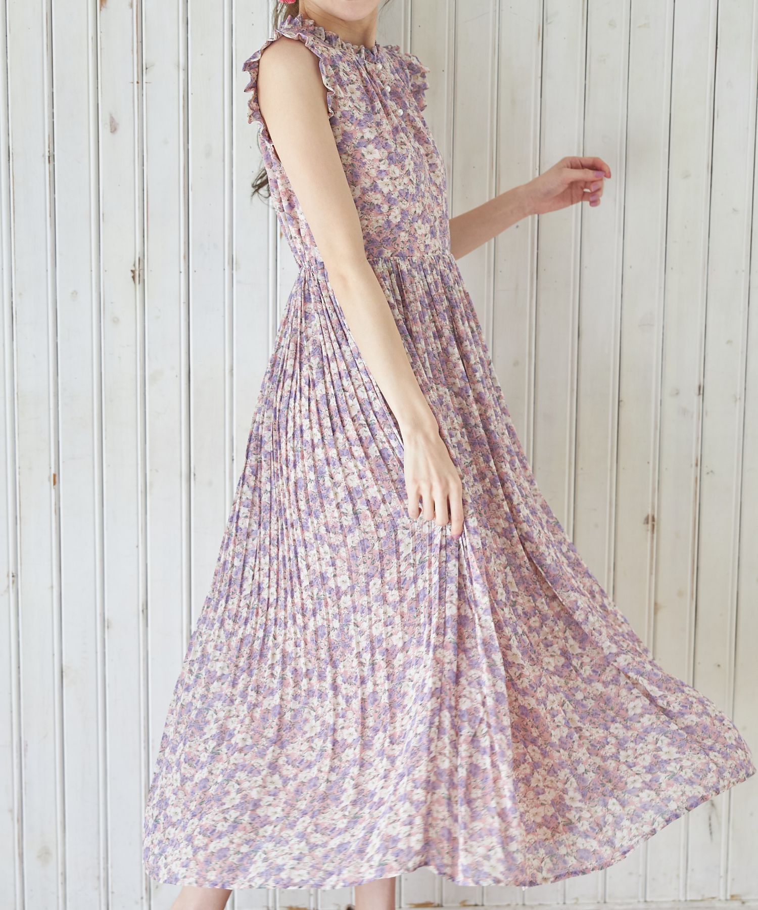 フロントパール付きフラワープリントシフォンプリーツワンピース　ピンク フロントパール付きフラワープリントシフォンプリーツワンピース