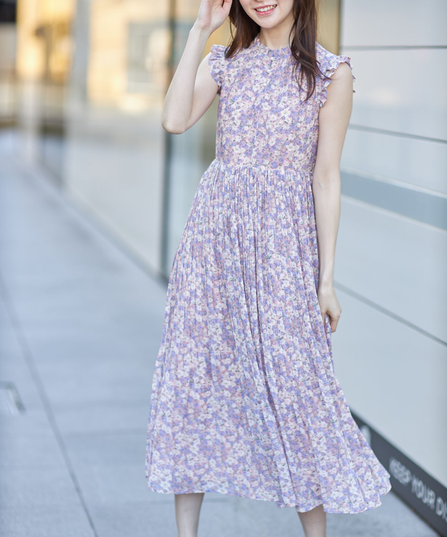 フロントパール付きフラワープリントシフォンプリーツワンピース