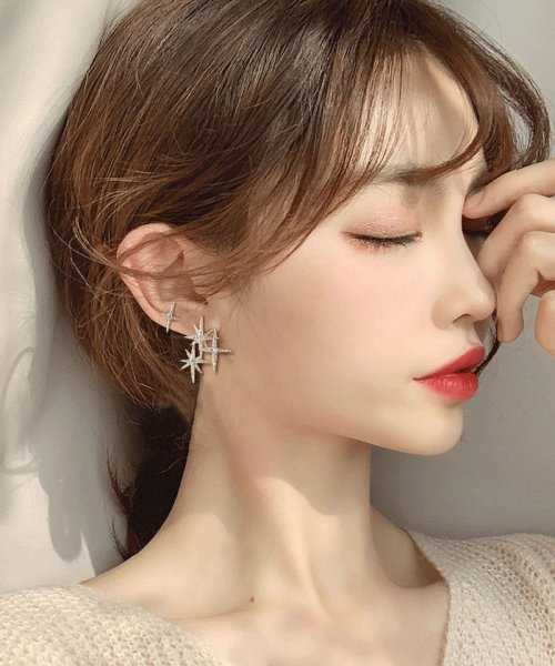 セール ピアス 星 キラキラ ビジューピアス アシンメトリー 大ぶり左右非対称 かわいい お洒落 輝く小顔効果 ショッピングゴー Shoppinggo D Fashion
