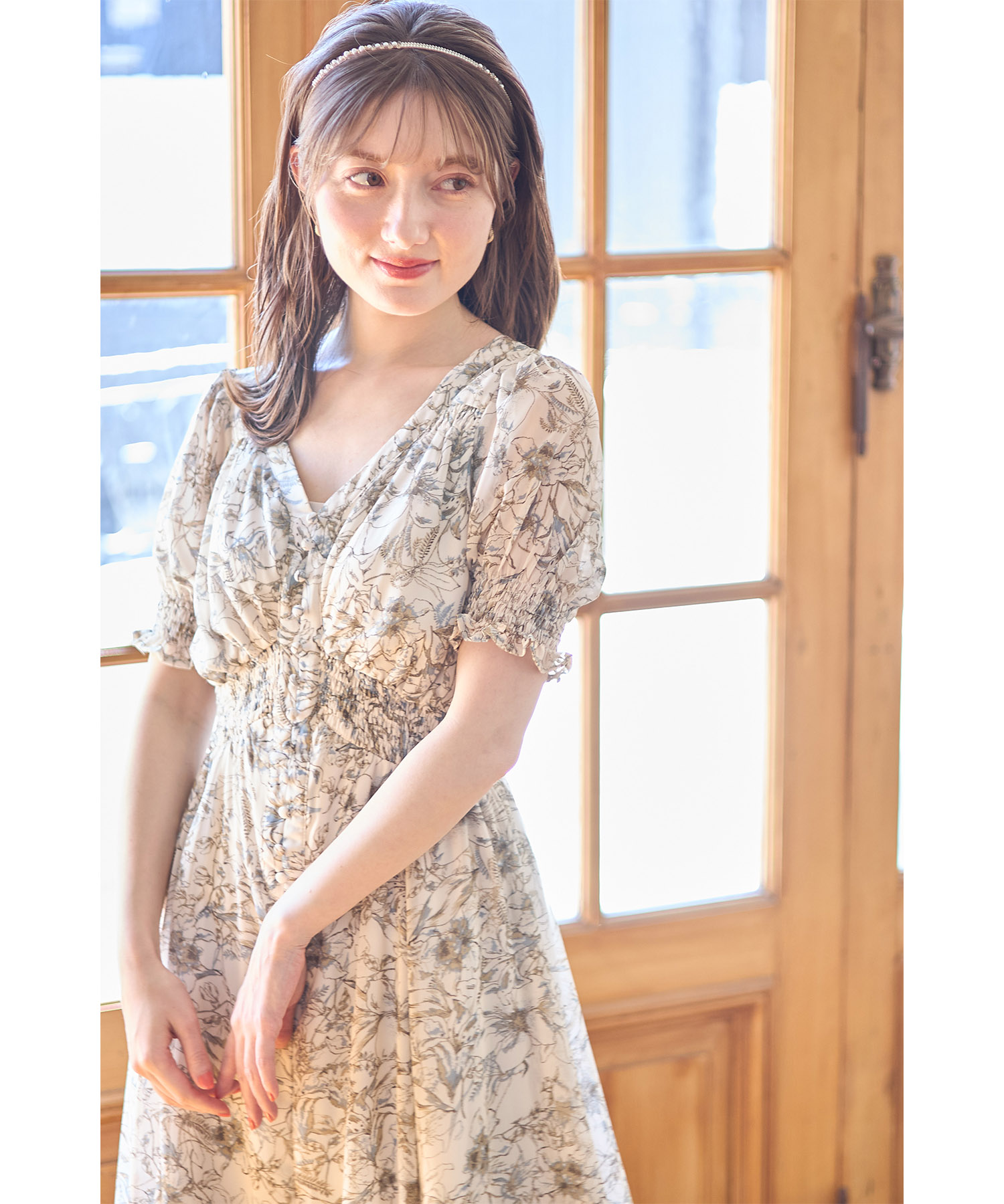 飾りくるみ釦付きシャーリングフラワープリントワンピース