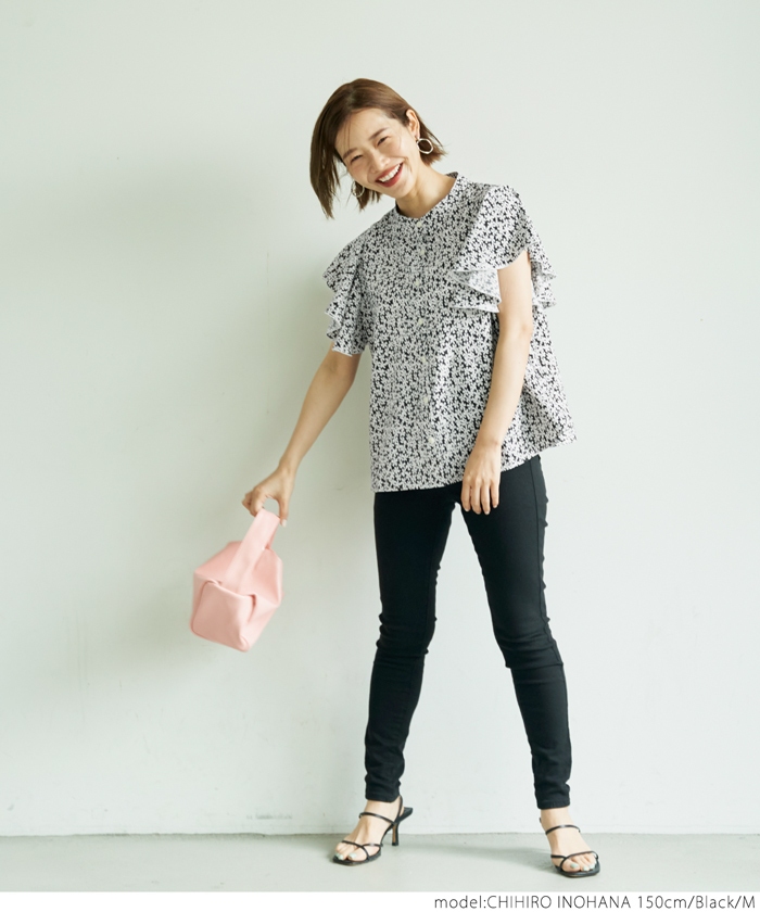 モノトーン小花柄ブラウス(504709531) | コカ(coca) - d fashion モノトーン小花柄ブラウス(504709531) | コカ(coca) - d fashion