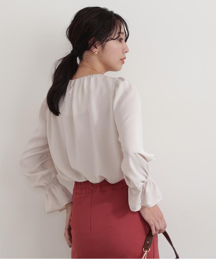セール 50%OFF】ギャザーネックサテンドビードットブラウス