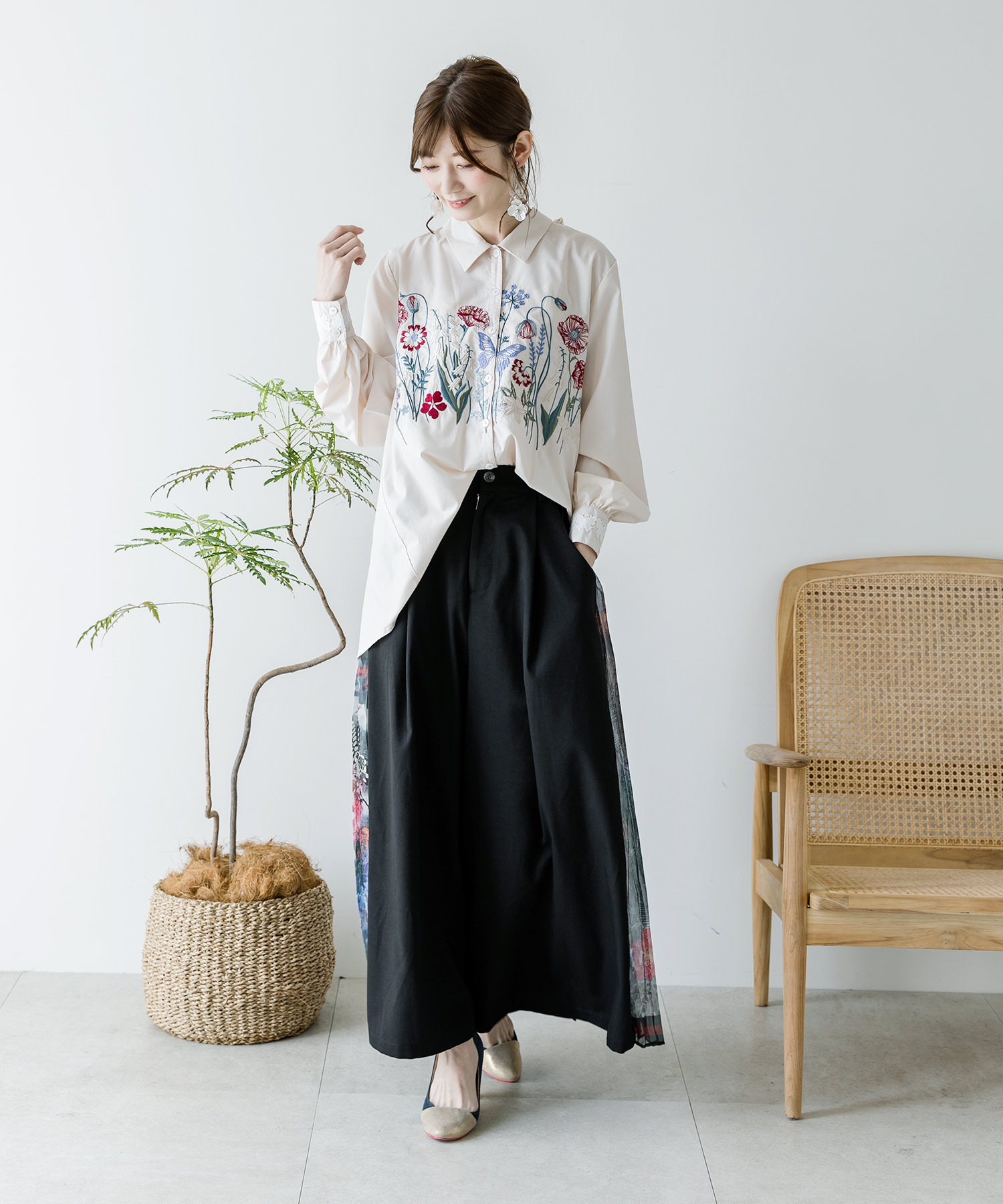 スカラー ScoLar イズスカラー 花 蝶 刺繍 シャツ ブラウス 新品 セール】蝶花刺繍シャツ(504842310) | イズ スカラー(iS ScoLar