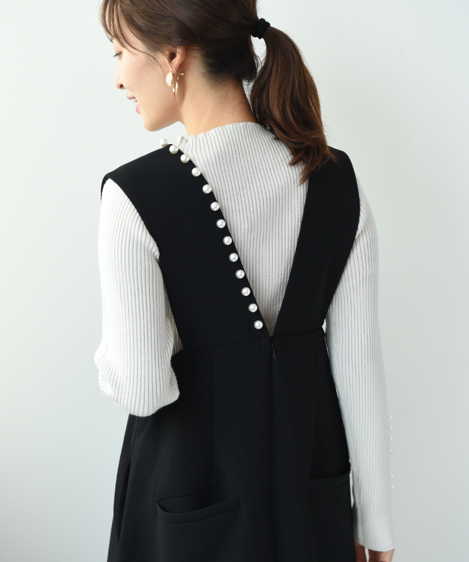 新品　アナナ　パール付　サスペンダーワンピース anana（アナナ）の「anana パール付きVサスペンダーワンピース