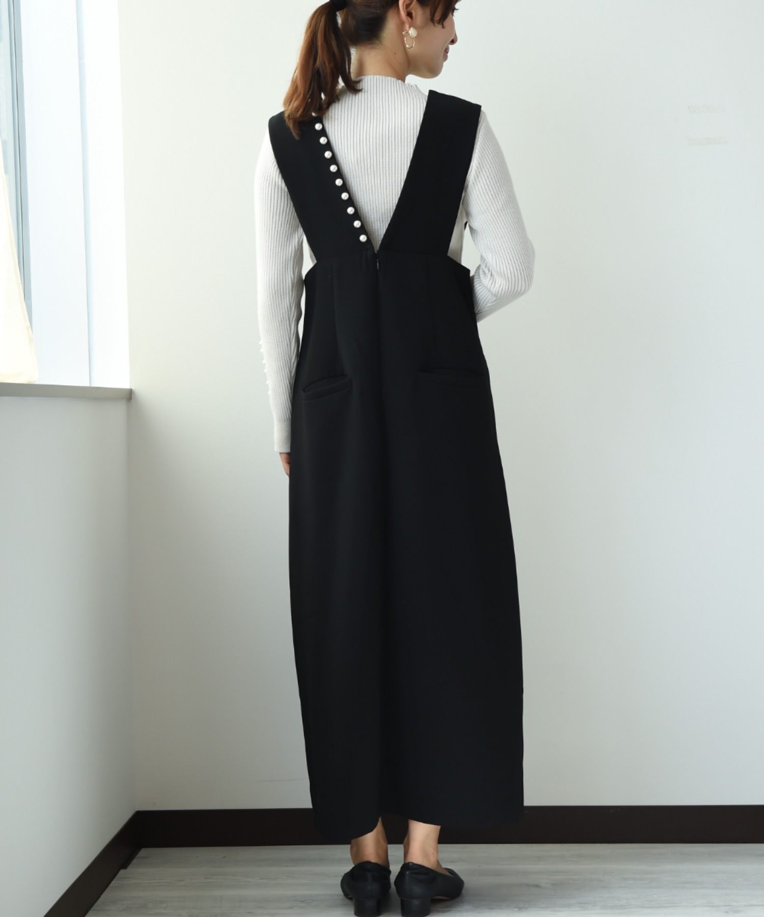 anana パール付Vサスペンダーワンピース　パール付きワンピース anana（アナナ）の「anana パール付きVサスペンダーワンピース