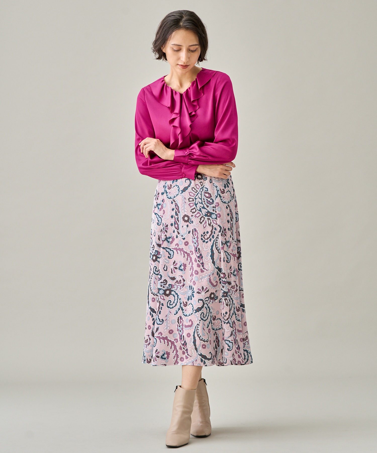 セール 30%OFF】サテンアムンゼンラッフルタイブラウス