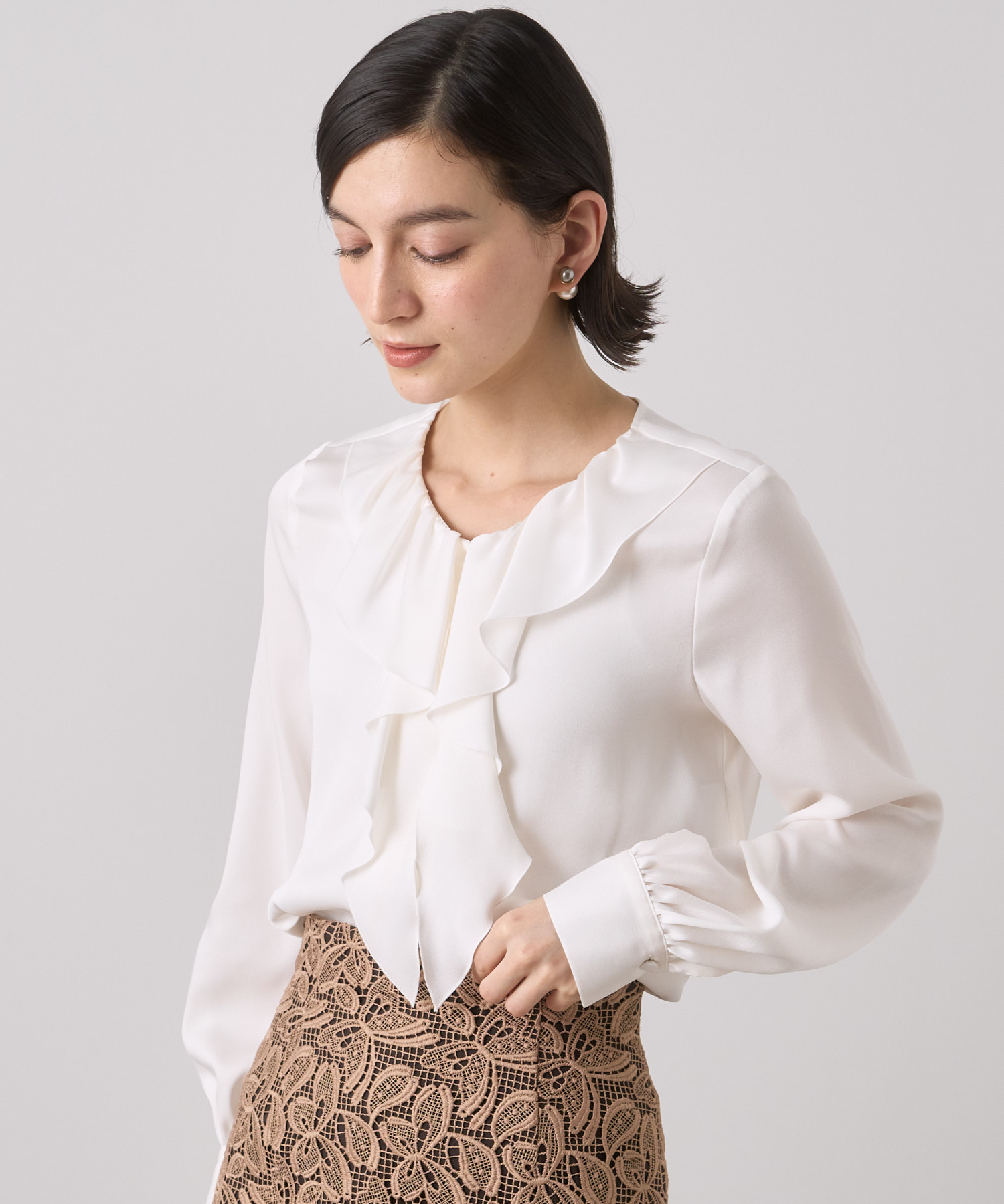 セール 30%OFF】サテンアムンゼンラッフルタイブラウス セール 30%OFF】サテンアムンゼンラッフルタイブラウス