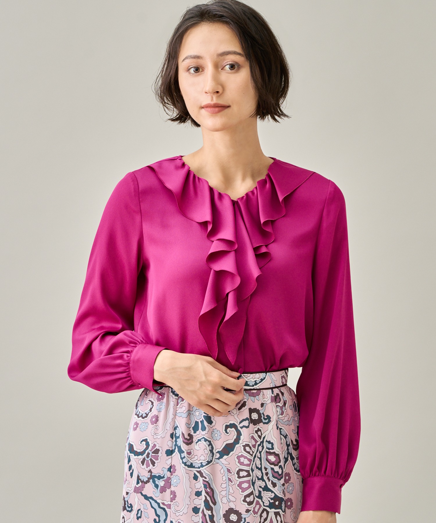 セール 30%OFF】サテンアムンゼンラッフルタイブラウス