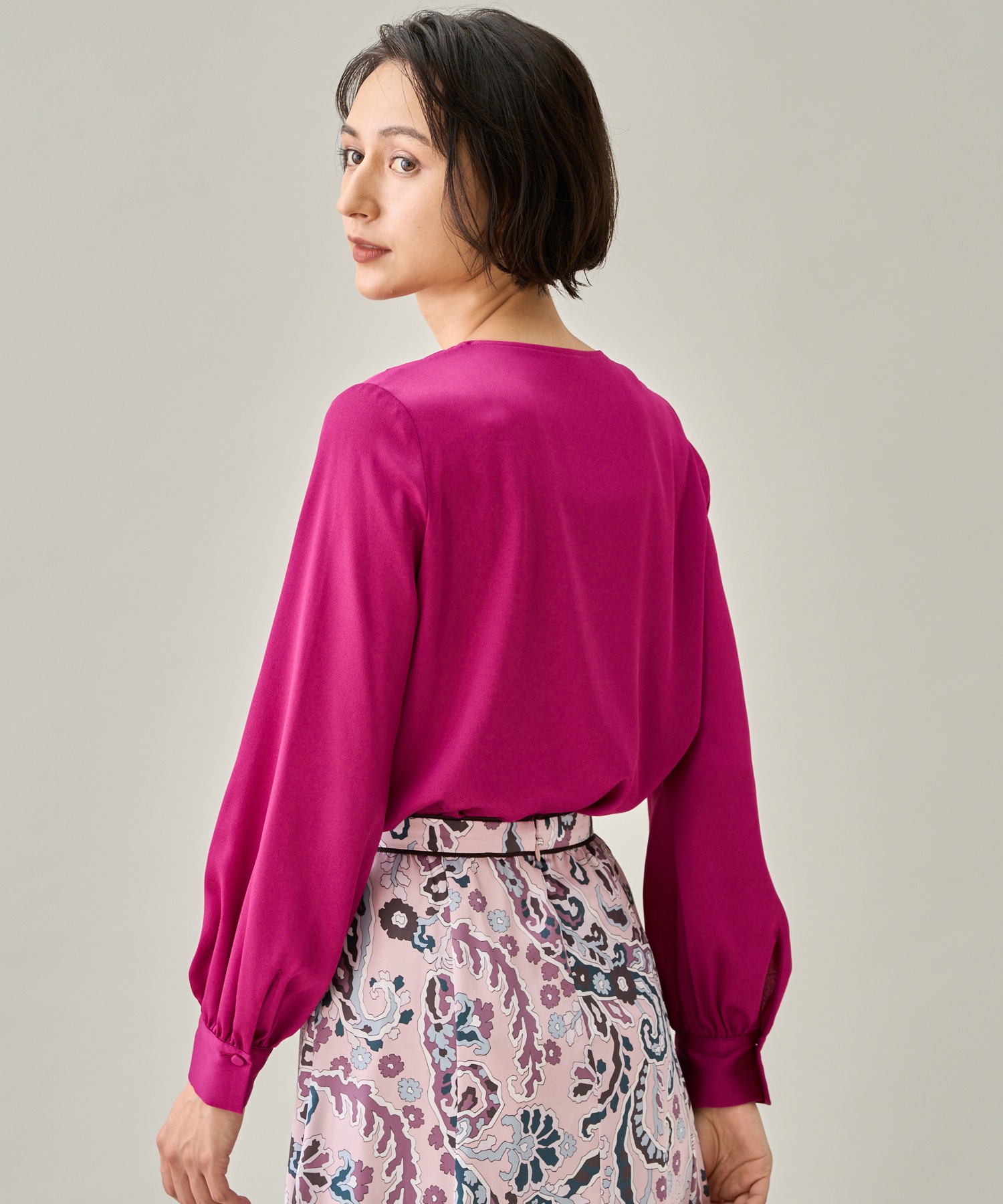 セール 30%OFF】サテンアムンゼンラッフルタイブラウス セール 30%OFF】サテンアムンゼンラッフルタイブラウス