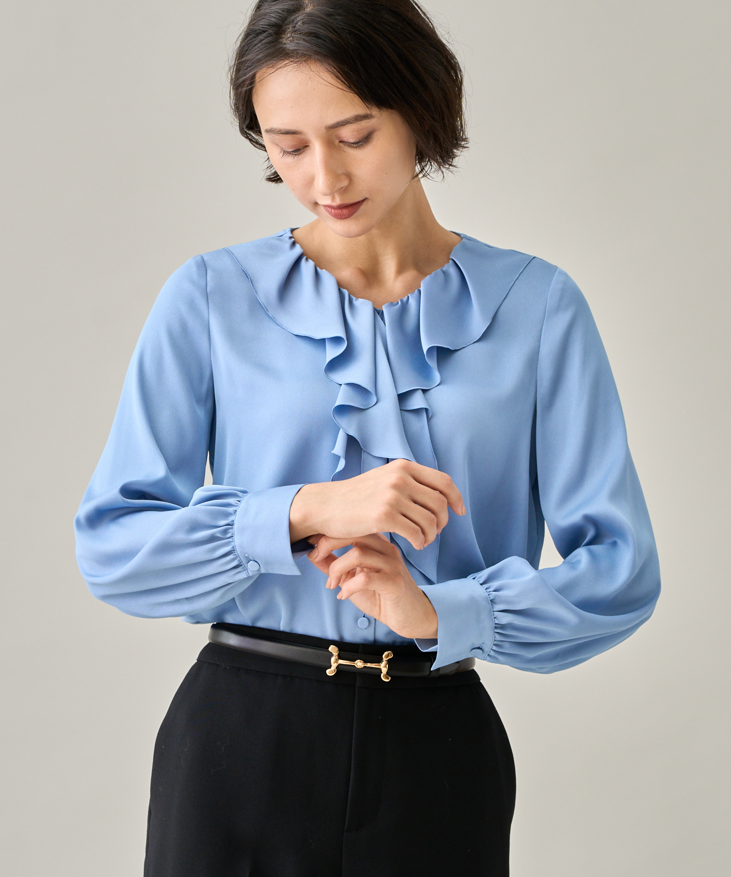 セール 30%OFF】サテンアムンゼンラッフルタイブラウス セール 30%OFF】サテンアムンゼンラッフルタイブラウス