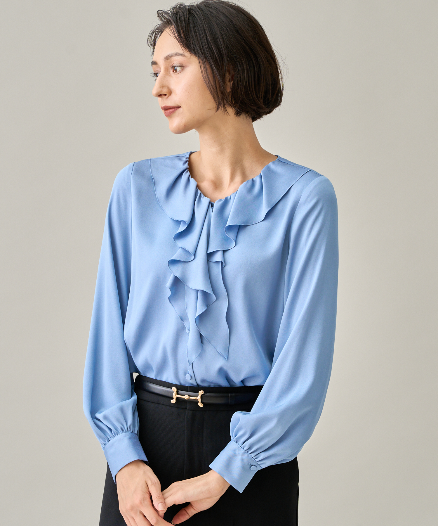 セール 30%OFF】サテンアムンゼンラッフルタイブラウス セール 30%OFF】サテンアムンゼンラッフルタイブラウス
