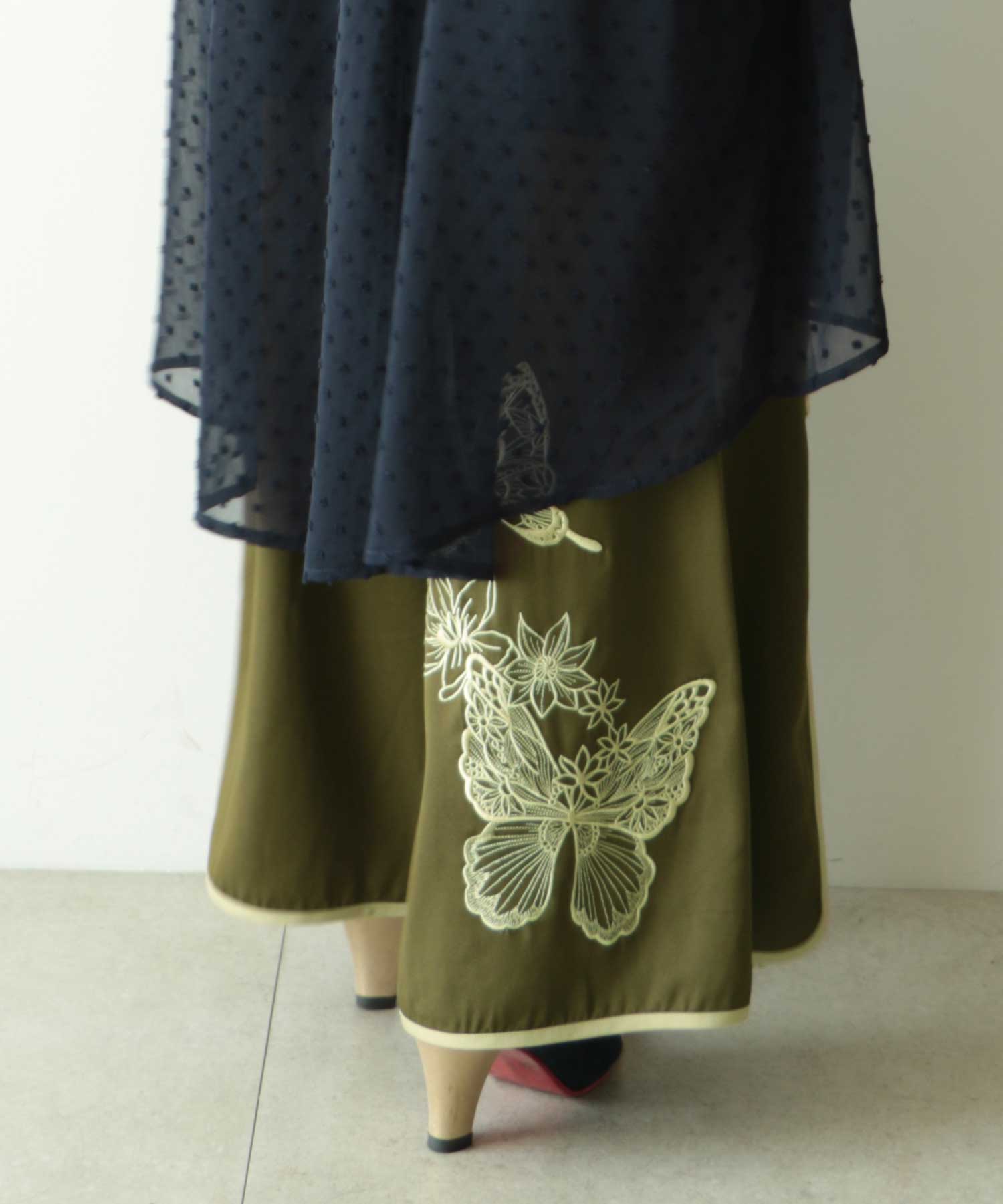 【美品】iS ScoLar イズスカラー 蝶刺繍カーゴパンツ iS ScoLar（イズスカラー）の「蝶刺繍カーゴパンツ（その他