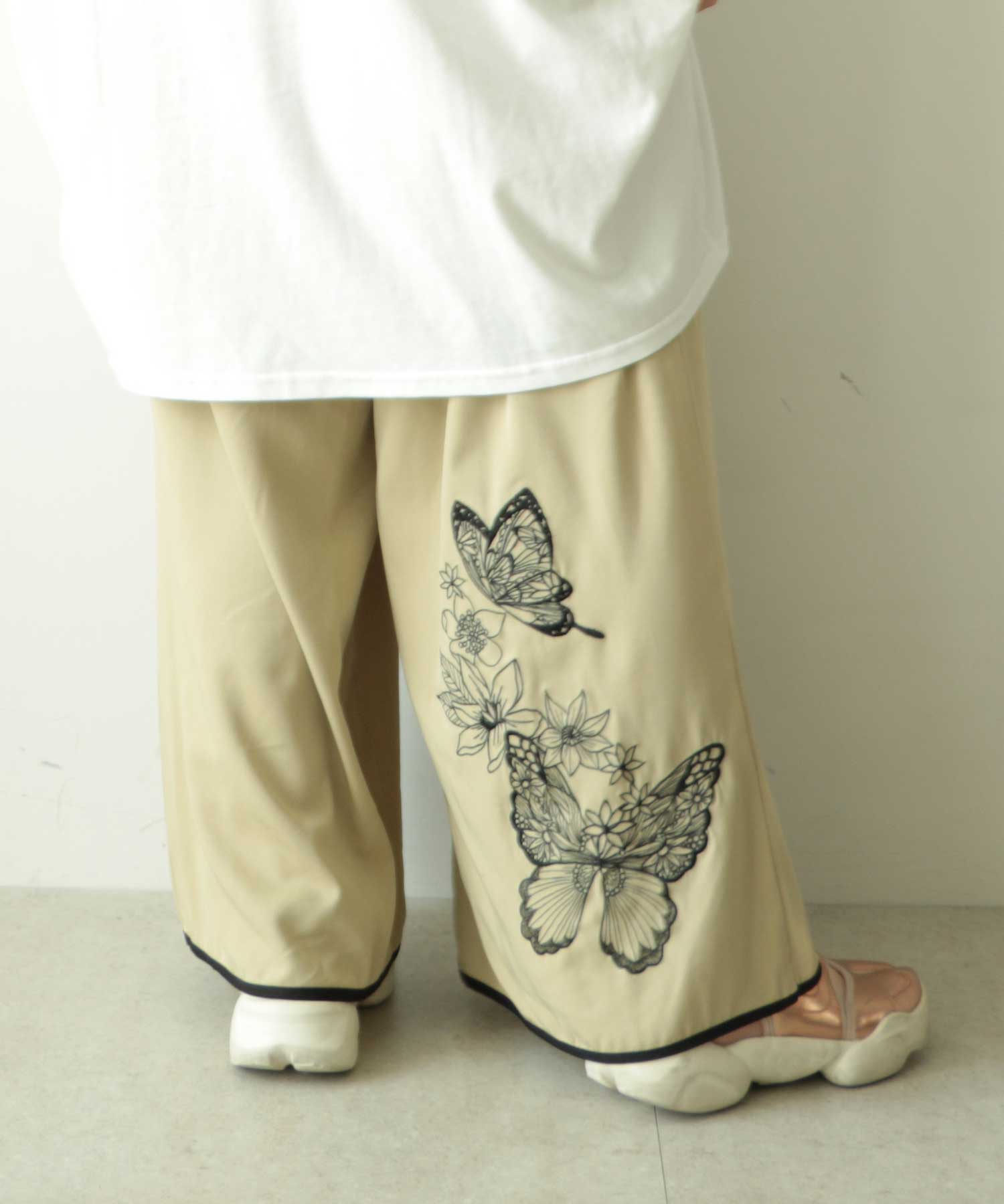 【美品】iS ScoLar イズスカラー 蝶刺繍カーゴパンツ iS ScoLar（イズスカラー）の「蝶刺繍カーゴパンツ（その他
