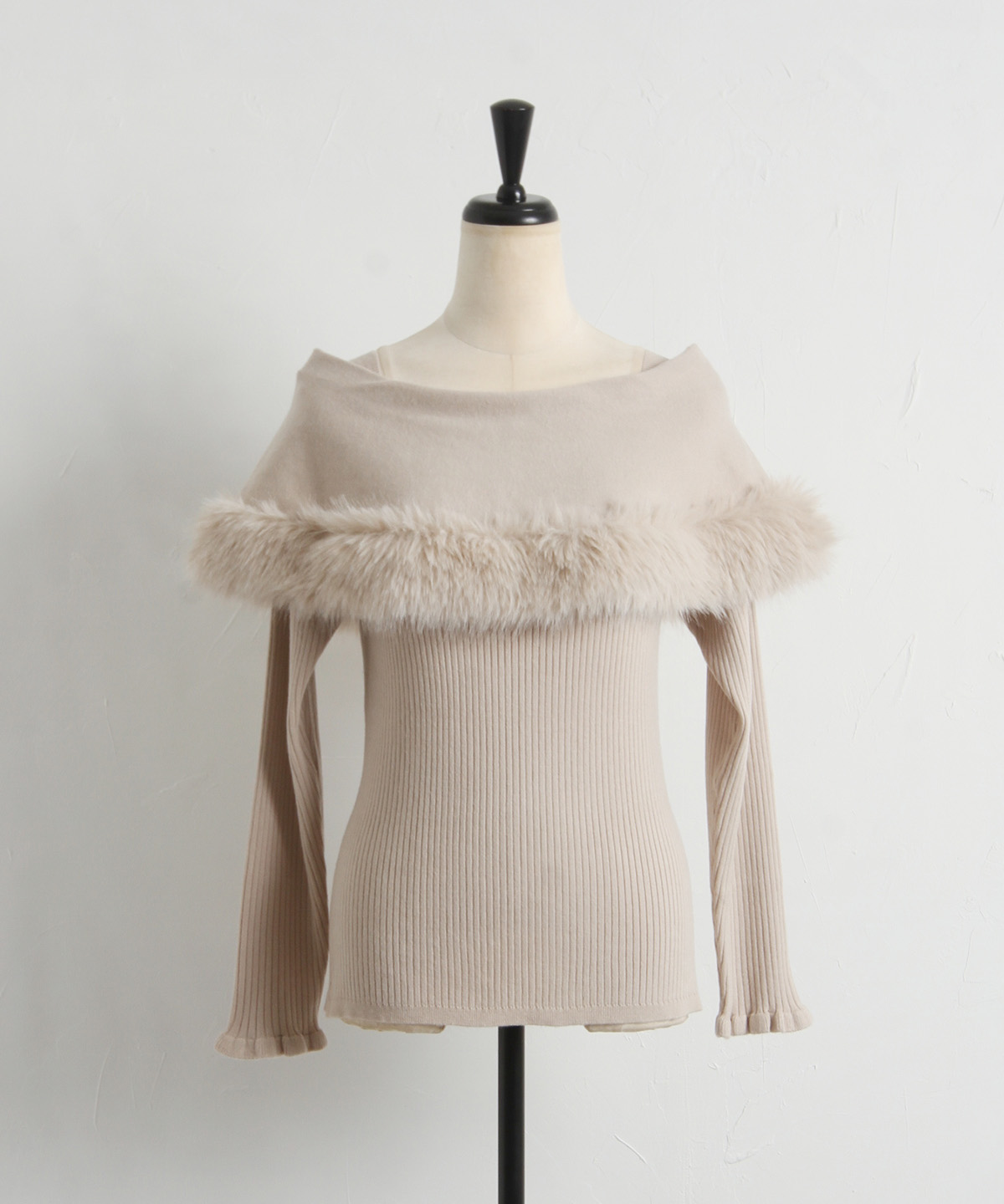 トッコクローゼット tocco closet ファー付きケープライク袖口フリルリブニットプルオーバー （ベージュ） ファー付きケープライク袖口フリルリブニットプルオーバー