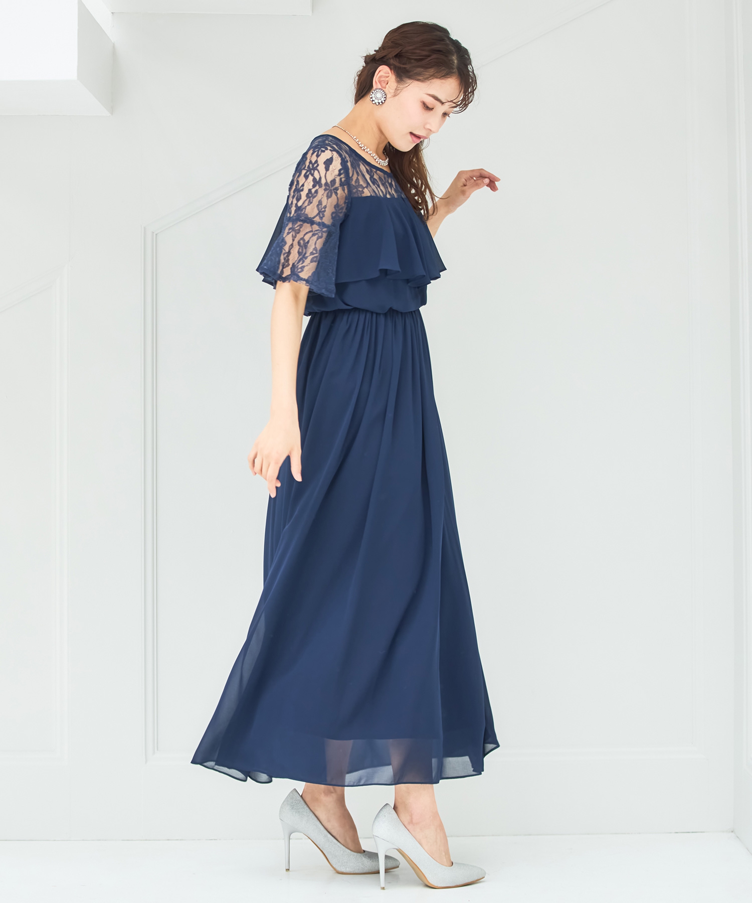 セール】ドレスプラス DRESS+ 胸元フリルのレースドレス・結婚式 セール】ドレスプラス DRESS+ 胸元フリルのレースドレス・結婚式