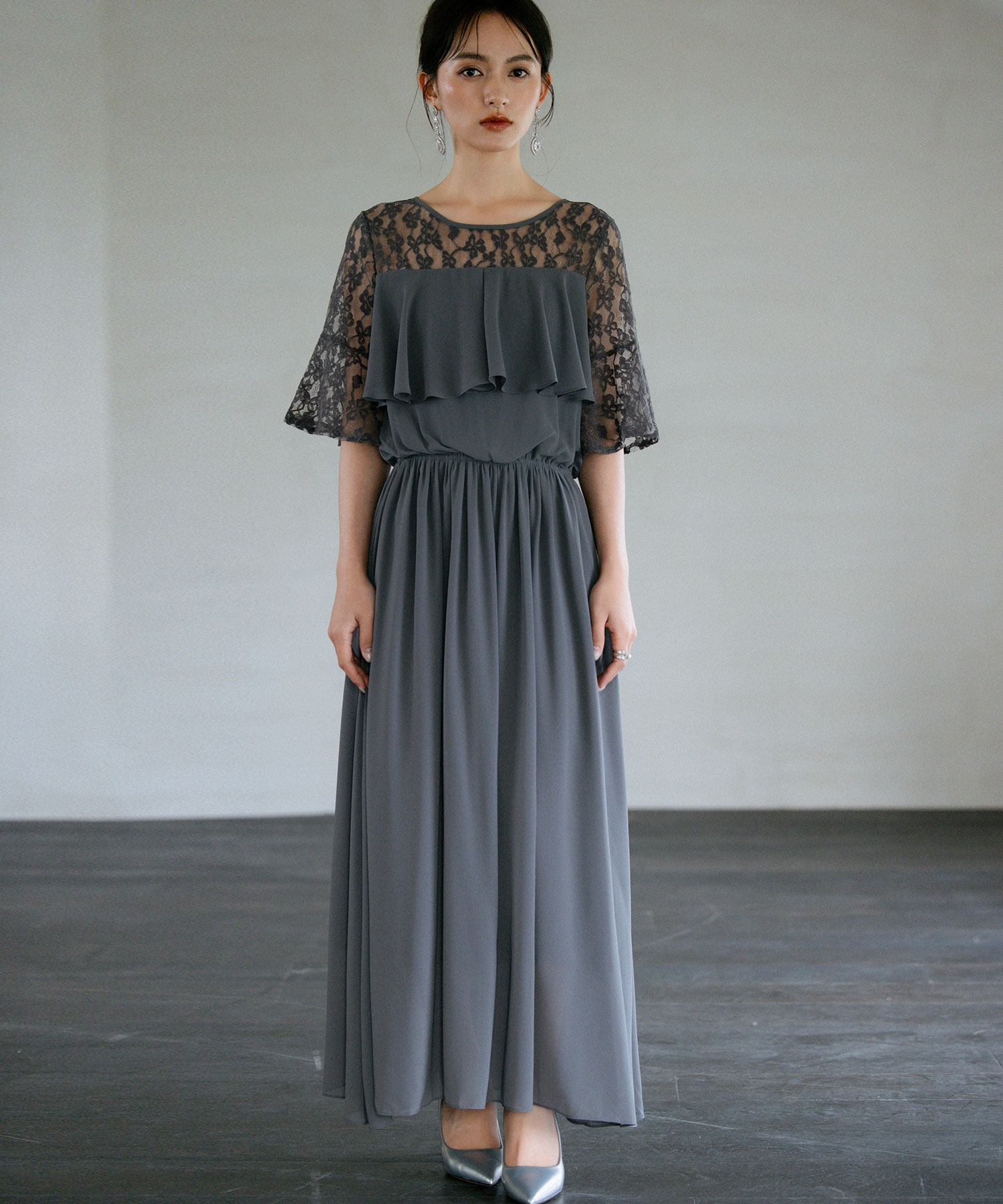 セール】ドレスプラス DRESS+ 胸元フリルのレースドレス・結婚式 セール】ドレスプラス DRESS+ 胸元フリルのレースドレス・結婚式