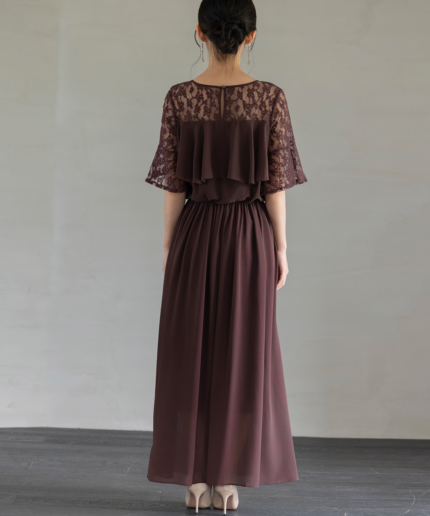 セール】ドレスプラス DRESS+ 胸元フリルのレースドレス・結婚式 セール】ドレスプラス DRESS+ 胸元フリルのレースドレス・結婚式