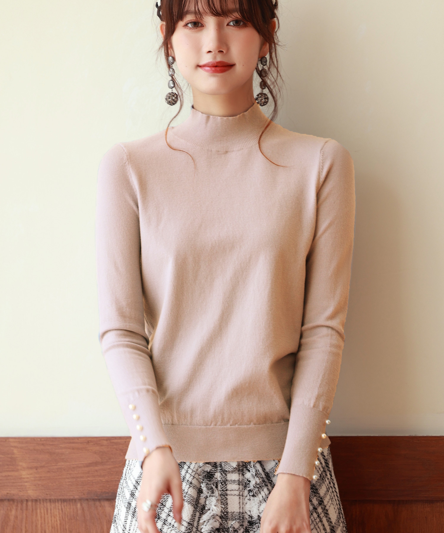 セール35%OFF】パールボタン付きプチハイネックニットプルオーバー
