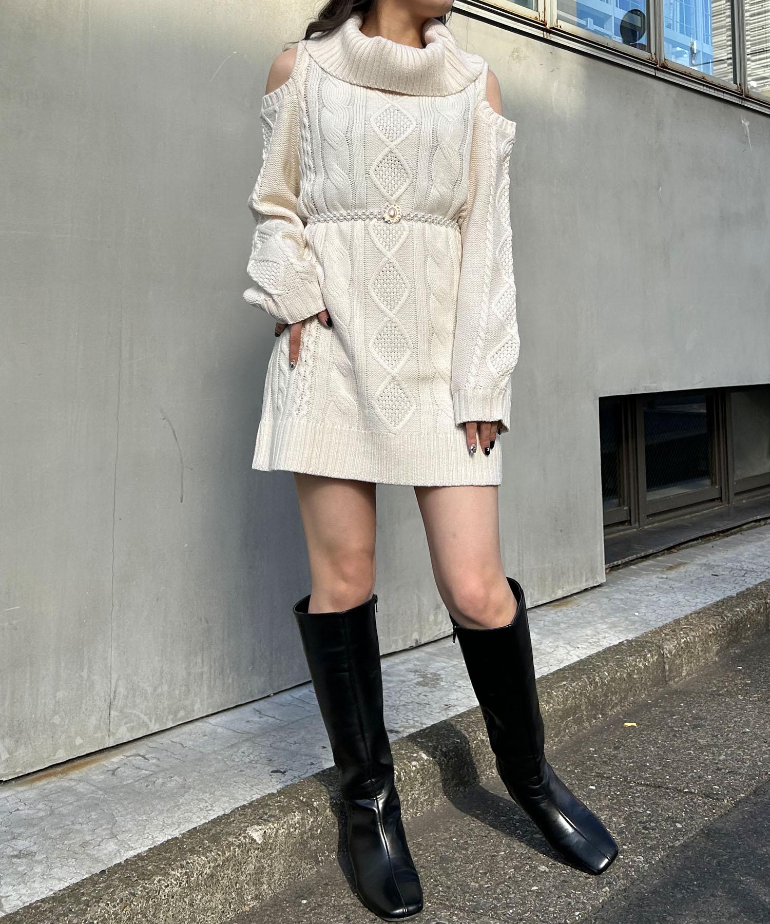 人気デザイナー 新品未使用♥️INGNI♥️ 肩開きオフタートルケーブル