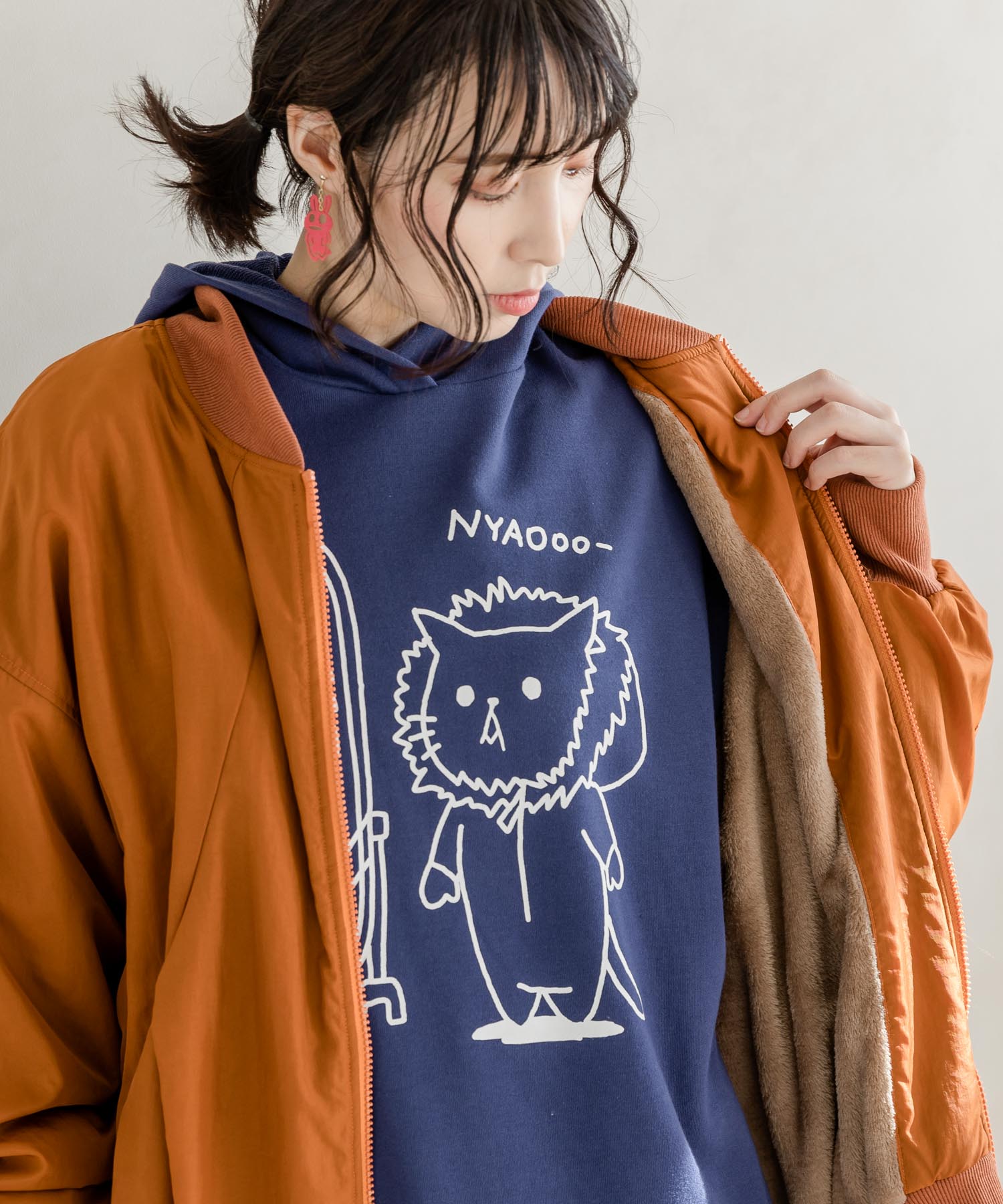 セール 20%OFF】百獣の王にネコはなる柄フーデッドプルオーバー