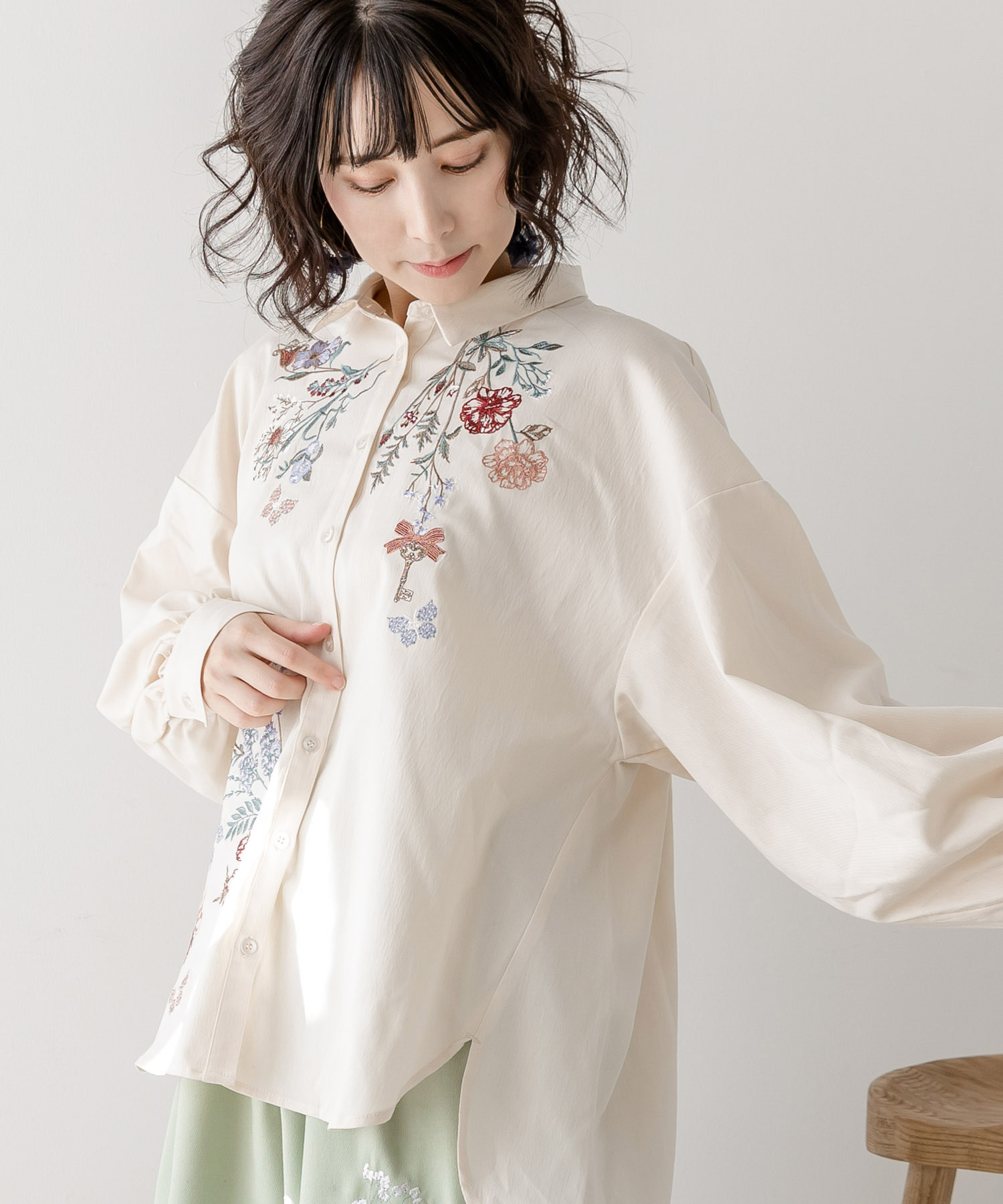 スカラー ScoLar 花とモチーフ刺繍 チュニックシャツ （オートミール） 花とモチーフ刺繍 チュニックシャツ[品番：SRSW0000085]｜ScoLar
