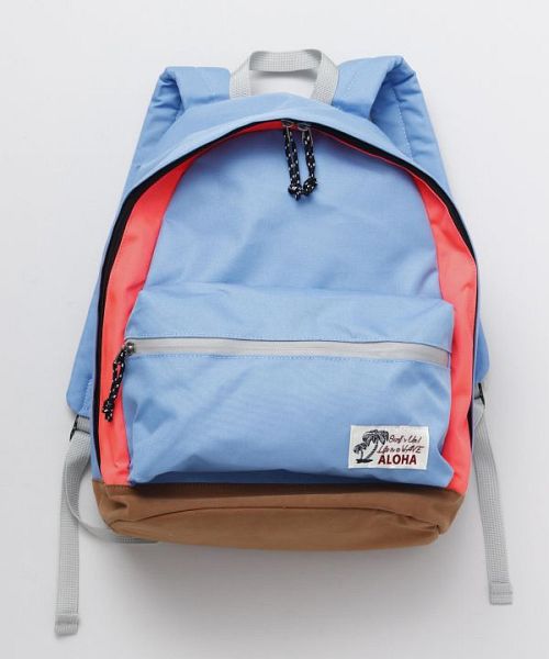 ハワイで購入した、 収納ポケット一杯で 使いやすい青いリックサック