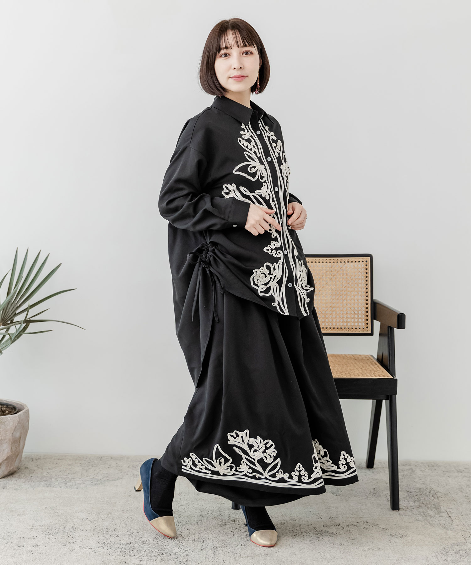 JUN様　　美品　iS ScoLar イズスカラー 蝶刺繍 ウールコート M セール】花蝶コード刺繍 スリットドロストデザインシャツ