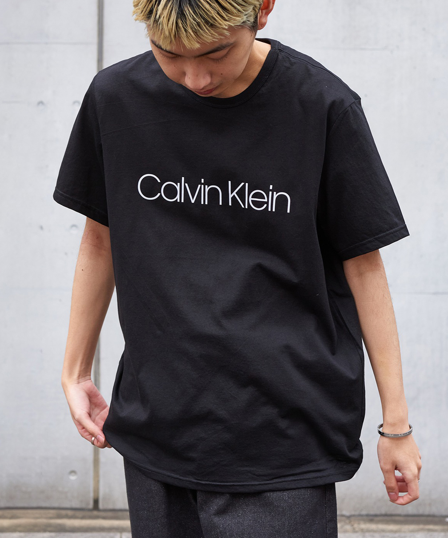 CALVIN KLEIN黒シャツ