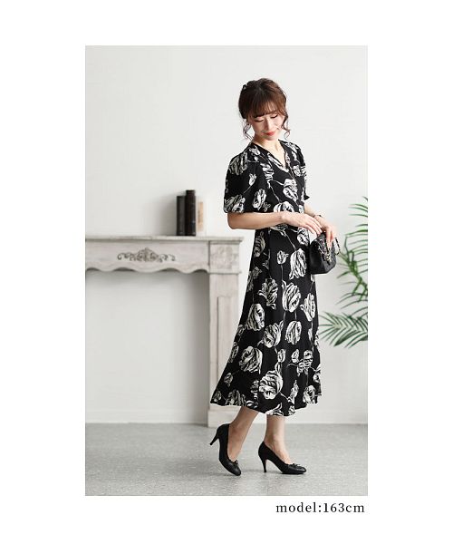 クーポン】シックに華やぐ白い薔薇のカシュクールワンピース