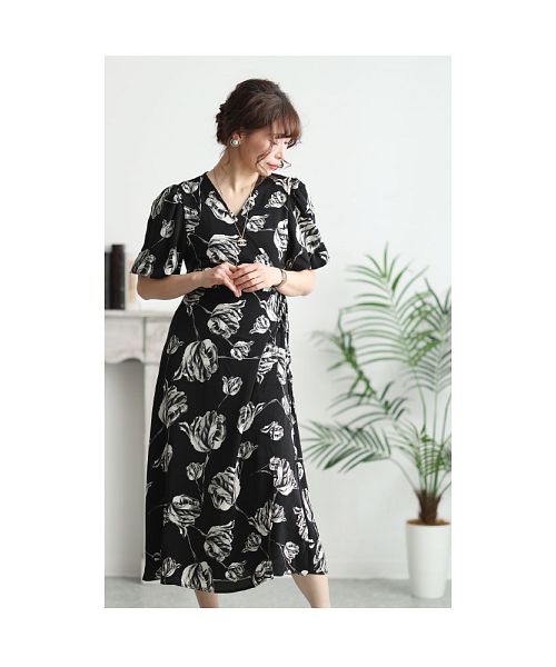 極美品　ワンダフルワールド　白薔薇ドットワンピース　黒 シックに華やぐ白い薔薇のカシュクールワンピース(505335577