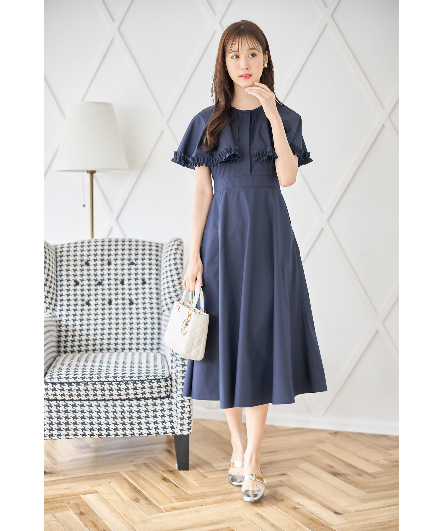 美品✨トッコクローゼット フリルケープ付きコットンライクフレアワンピース 紺 楽天市場】フリルケープ付きコットンライクフレアワンピース